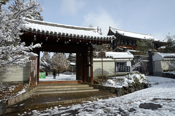 雪の東福寺　南大門　京都市東山区