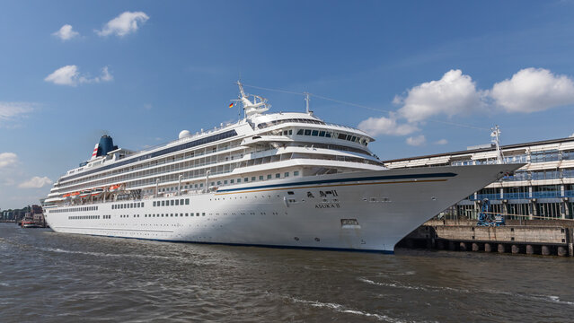 Das Kreuzfahrtschiff Asuka II der Reederei NYK Cruises am Cruise Center Altona im Hamburger Hafen. Hamburg, Deutschland am 21. Mai 2024.