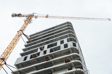 Construction crane for lifting loads on the building