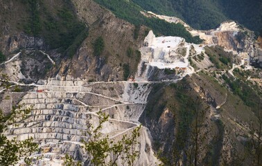 Famose cave di marmo bianco di Carrara sulle Alpi Apuane, Versilia, Toscana, Italia