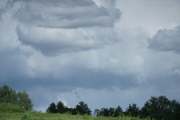 Schöner, heller Wolkenhimmel im Sommer mit Kumulus Wolken