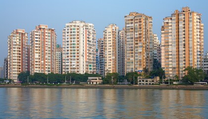 Obraz premium Urban skyline with tall skyscrapers reflecting golden hues of setting sun in vibrant cityscape