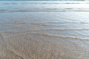 砂浜と波