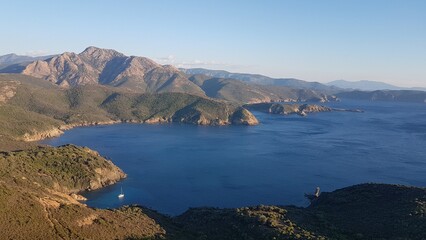 Crique corse depuis le sommet du Capo Rosso