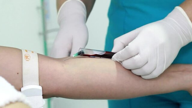  Doctora sacando muestras de sangre del brazo para un an&aacute;lisis de sangre,evaluaci&oacute;n paciente,Video sacando an&aacute;lisis de sangre.salud