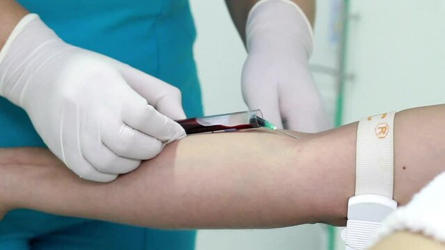  Doctora sacando muestras de sangre del brazo para un an&aacute;lisis de sangre,evaluaci&oacute;n paciente,Video sacando an&aacute;lisis de sangre.salud