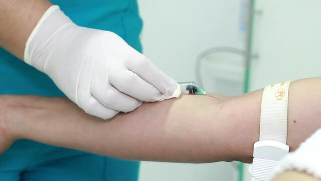  Doctora sacando muestras de sangre del brazo para un an&aacute;lisis de sangre,evaluaci&oacute;n paciente,Video sacando an&aacute;lisis de sangre.salud