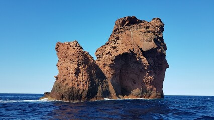 Rochers de la r&eacute;serve de Scandola vus depuis un voilier
