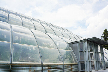 曇り空のもとにたつしっかりと温度調節されたハウスの外観