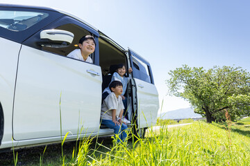 車から顔を出す子ども © 健二 中村