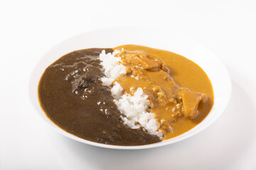 なすとゴマのカレーとココナッツと根菜の合い盛りカレー