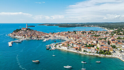 Fototapeta premium Rovinj old town aerial panoramic view, Picturesque landscape with Primosten old city, Croatia, Luftaufnahme von Rovinj-Istrien im Sommer.