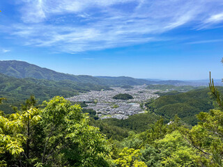 京都市左京区の岩倉盆地を北部にある山から俯瞰