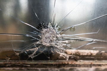 imagem de um vidro trincado 