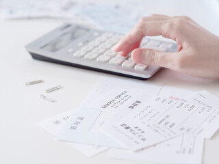 領収書の整理 (電卓と女性の手) 2