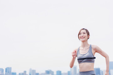 Obraz premium トレーニングをする若い女性