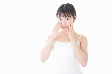 肌のケアをする若い女性