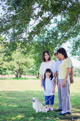 公園で楽しく過ごす家族