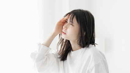頭痛で悩む女性