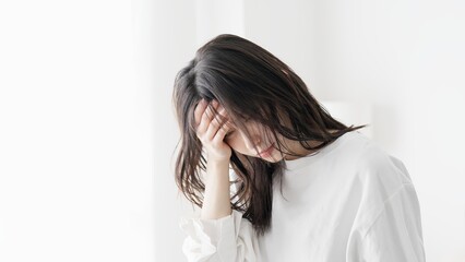 頭痛で悩む女性
