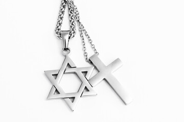 Jüdischer Davidstern und christliches Kreuz
