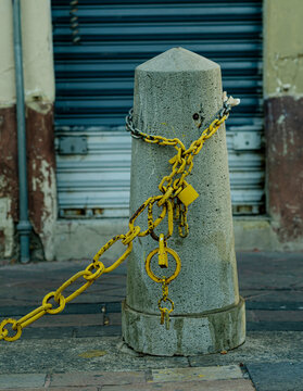 cadenas amarillas, pilar, cadena metalica, candado