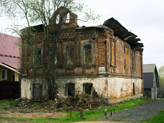 Obraz premium old abandoned building overgrown with ivy