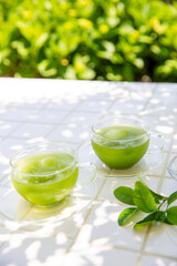 木陰で緑茶、冷茶、茶葉、グリーンティー