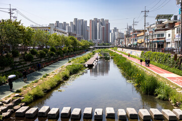 Street scene along Cheonggyecheon in Seoul, Korea