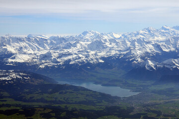 Thunersee aus der Vogelperspektive im Fr&uuml;hling mit Dunst in der Luft