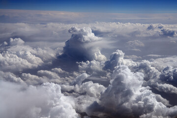 wolkenformationen am horizont bei einem aufziehenden gewitter