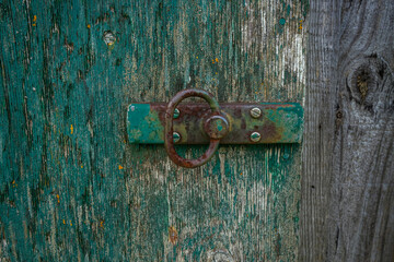 vieux volet en bois vermoulu en gros plan