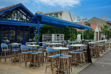 terrasse de café aux chaisses bleues