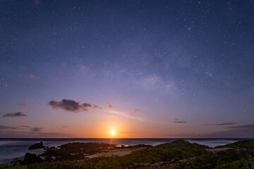 Fototapeta premium Moonrise Over the Sea with Milky Way，Stargazing in Honolulu, Oahu, Hawaii. May