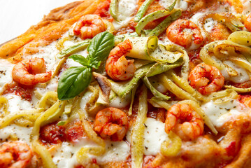 Deliziosa pinsa romana condita con mozzarella, sugo, gamberetti e zucchine, cibo italiano 