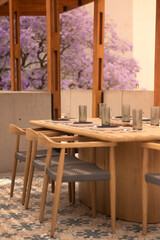 mesa de madera en la terraza con arboles de fondo