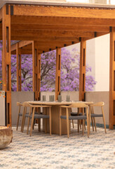 mesa de madera en la terraza con arboles de fondo