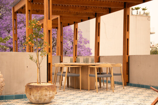 mesa en la terraza con arboles al rededor