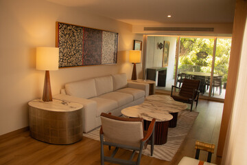 sala de estar con muchas lamparas