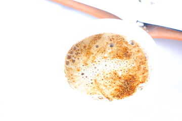 ミルクをたっぷり入れたコーヒー、カフェ・ラッテを飲みながら、システム手帳でデスクワーク中のイメージ
