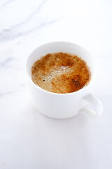Obraz premium エスプレッソと牛乳を混ぜたカフェ・ラッテを飲みながらリラックス 