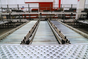 Naklejka premium conveyor belts inside a logistics warehouse