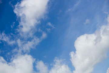 Obraz premium Random white clouds in the blue-sky backdrop. Skyscape Wallpaper