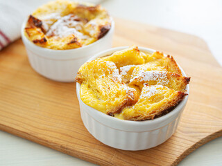 カッティングボードの上に並べたパンプディング