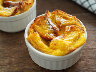 テーブルに並べたパンプディング