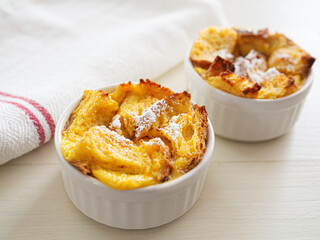 テーブルに並べたパンプディング