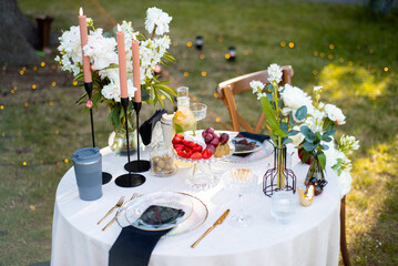 romantic wedding table setting with flowers