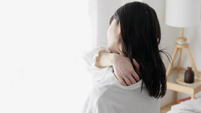 乾燥肌で悩む女性
