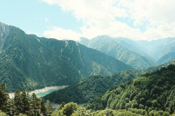 山と空と川
