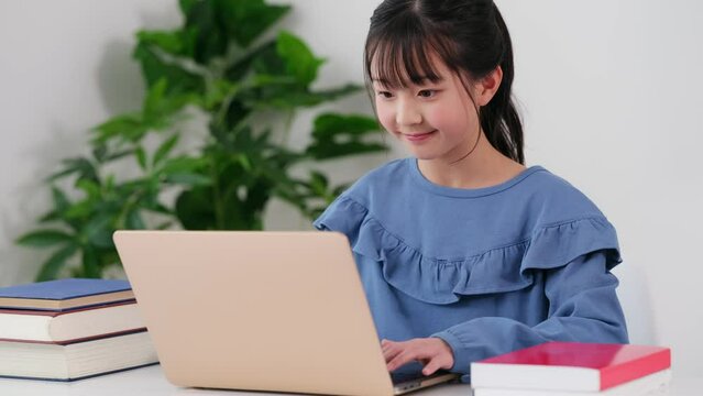 ノートパソコンを使う女の子